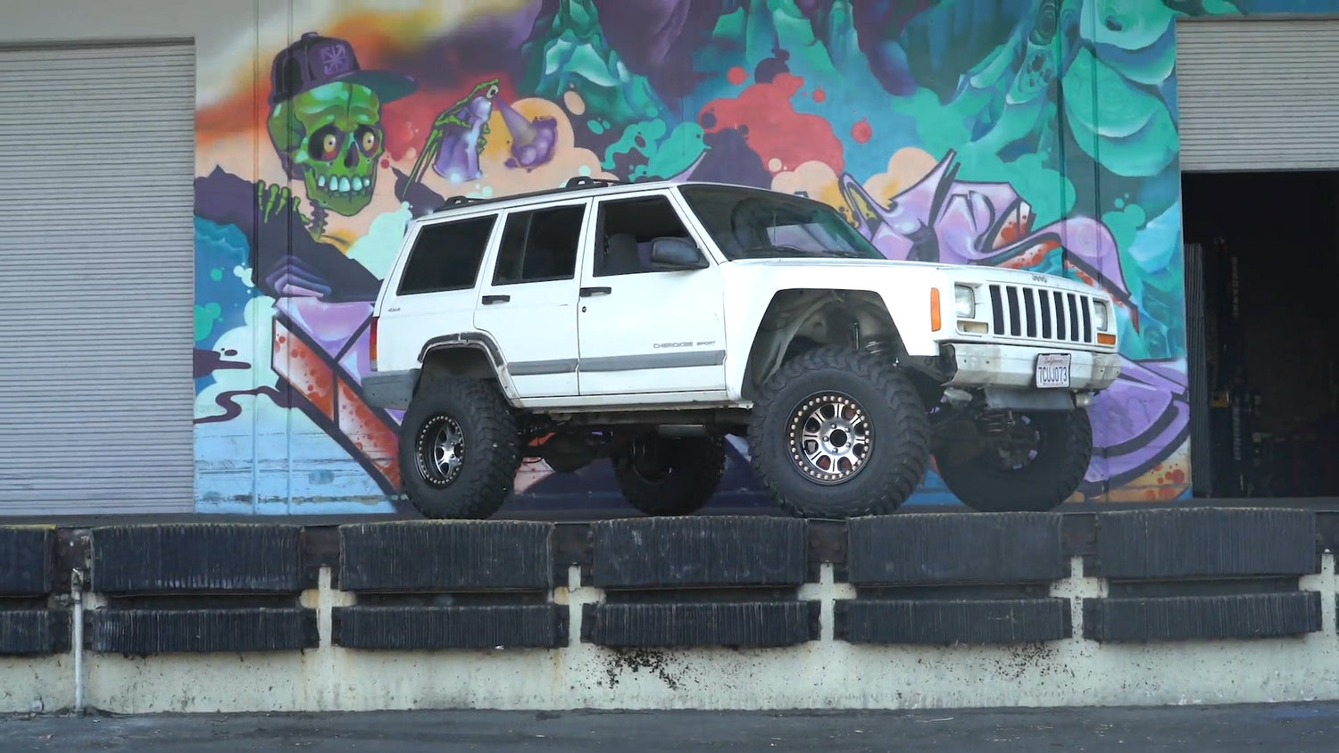 Jeep XJ Gets Lifted on 33s. Off Road Camera Chase Vehicle Build!
