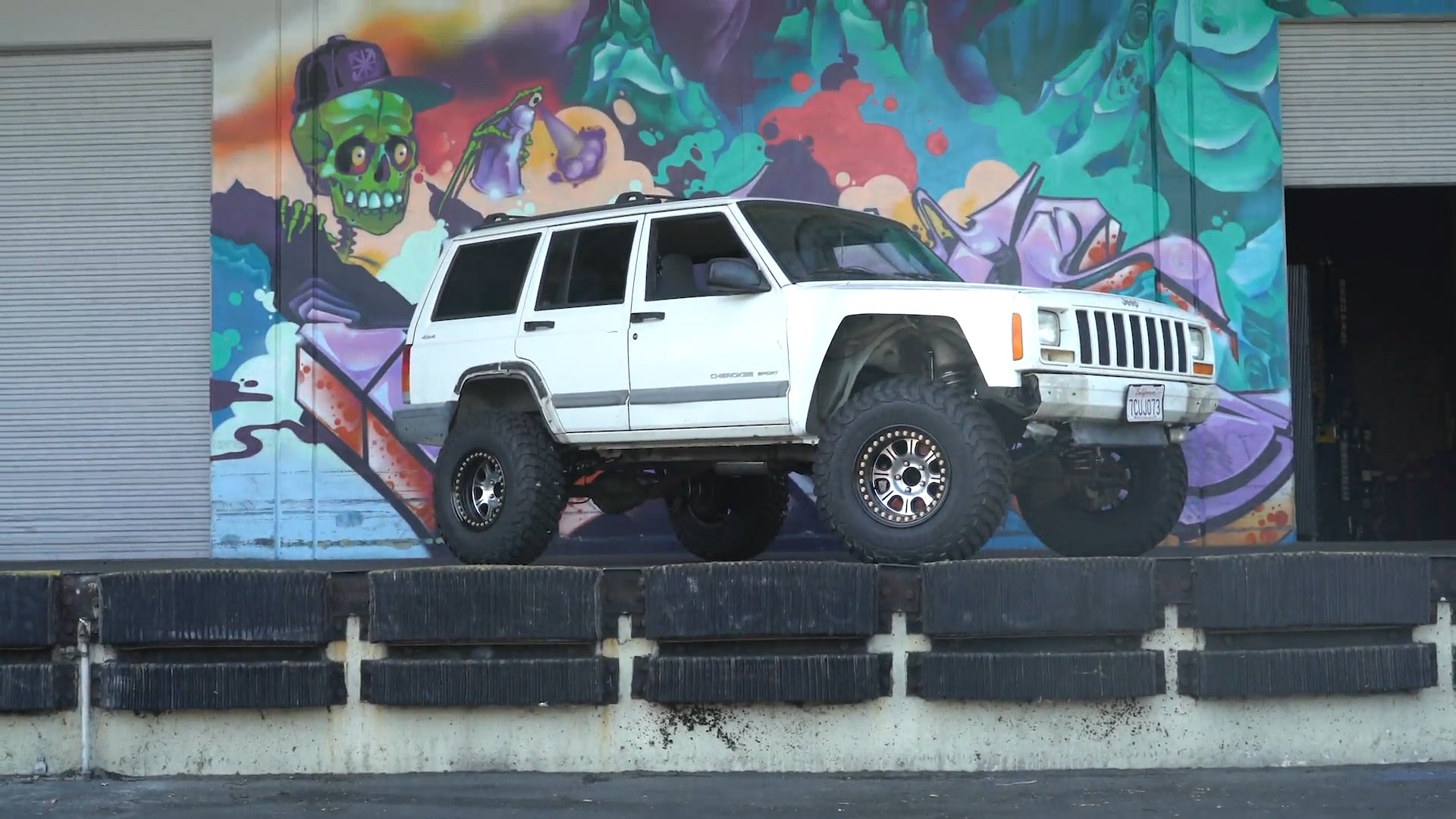 Jeep XJ Gets Lifted on 33s. Off Road Camera Chase Vehicle Build!